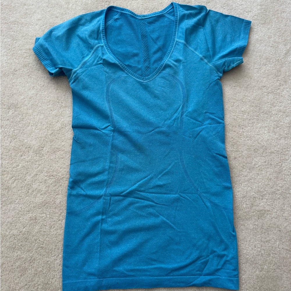 Lululemon V-neck Swiftly Tech Short Sleeve Shirt in blue size 6
